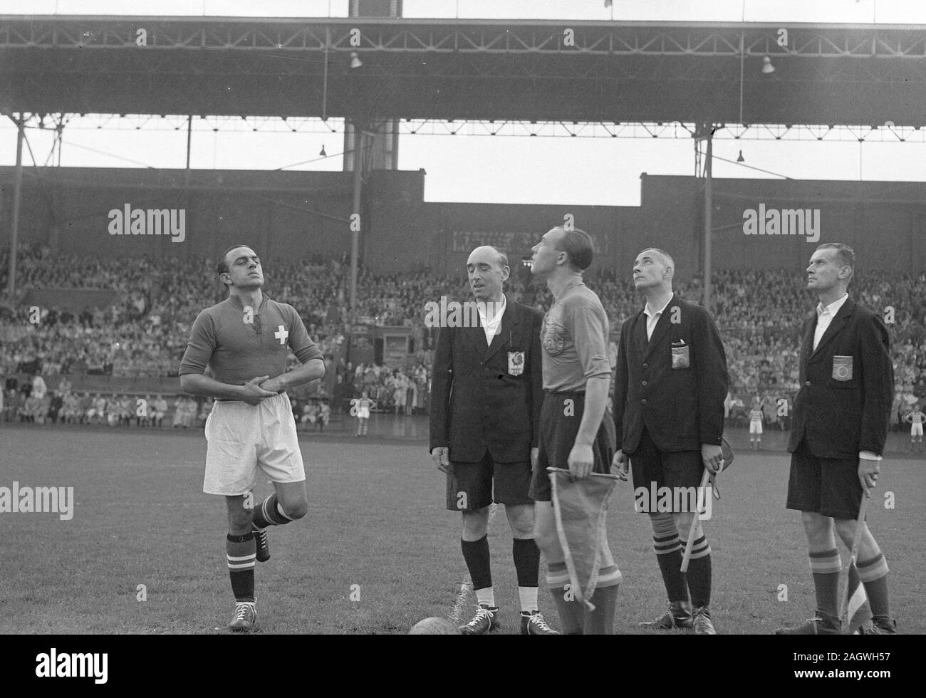 September 21, 1947 - Niederlande - Schweiz 6-2 - "der Wurf "Recht - Niederländische Kapitän Arie De Vroet, links der Schweizer Kapitän Lauro Amado Stockfoto