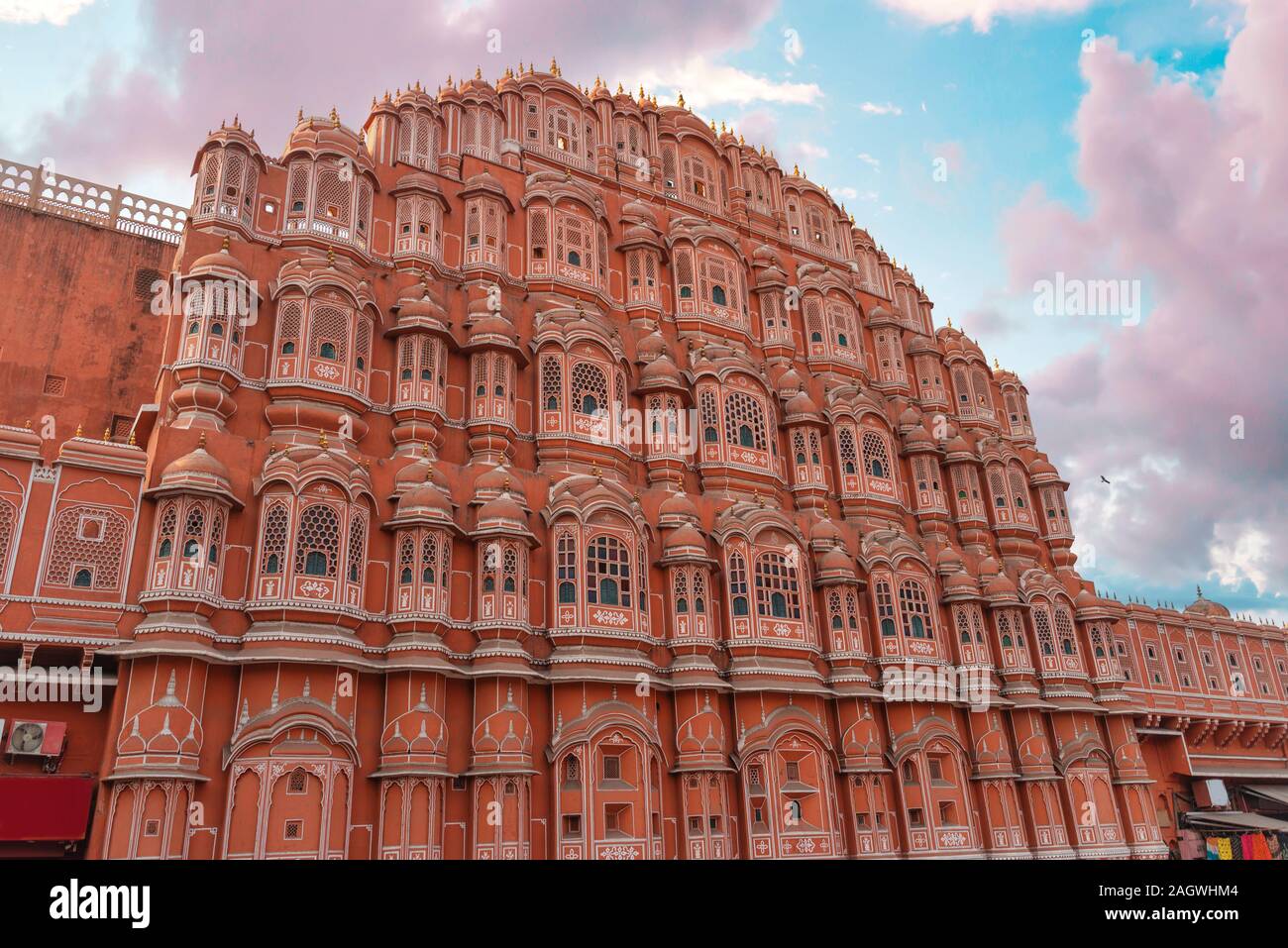 Hawa Mahal ist ein Harem in der Schlossanlage von Jaipur Maharaja, gebaut aus rosa Sandstein in