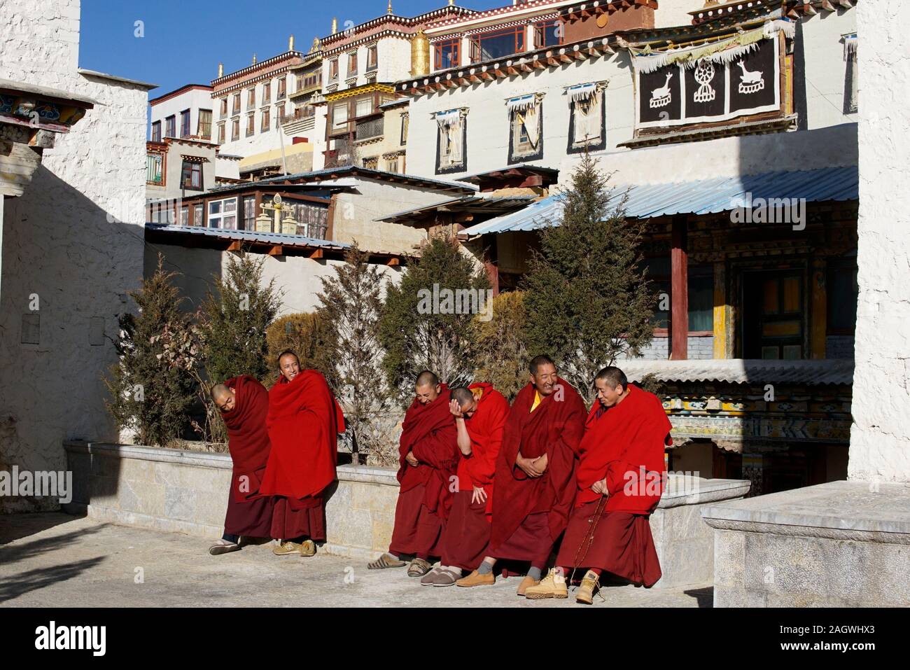Mönche eine Pause in einem tibetanischen Kloster. Foto im Songzanlin Kloster, Shangri-La City, Provinz Yunnan, China. Stockfoto