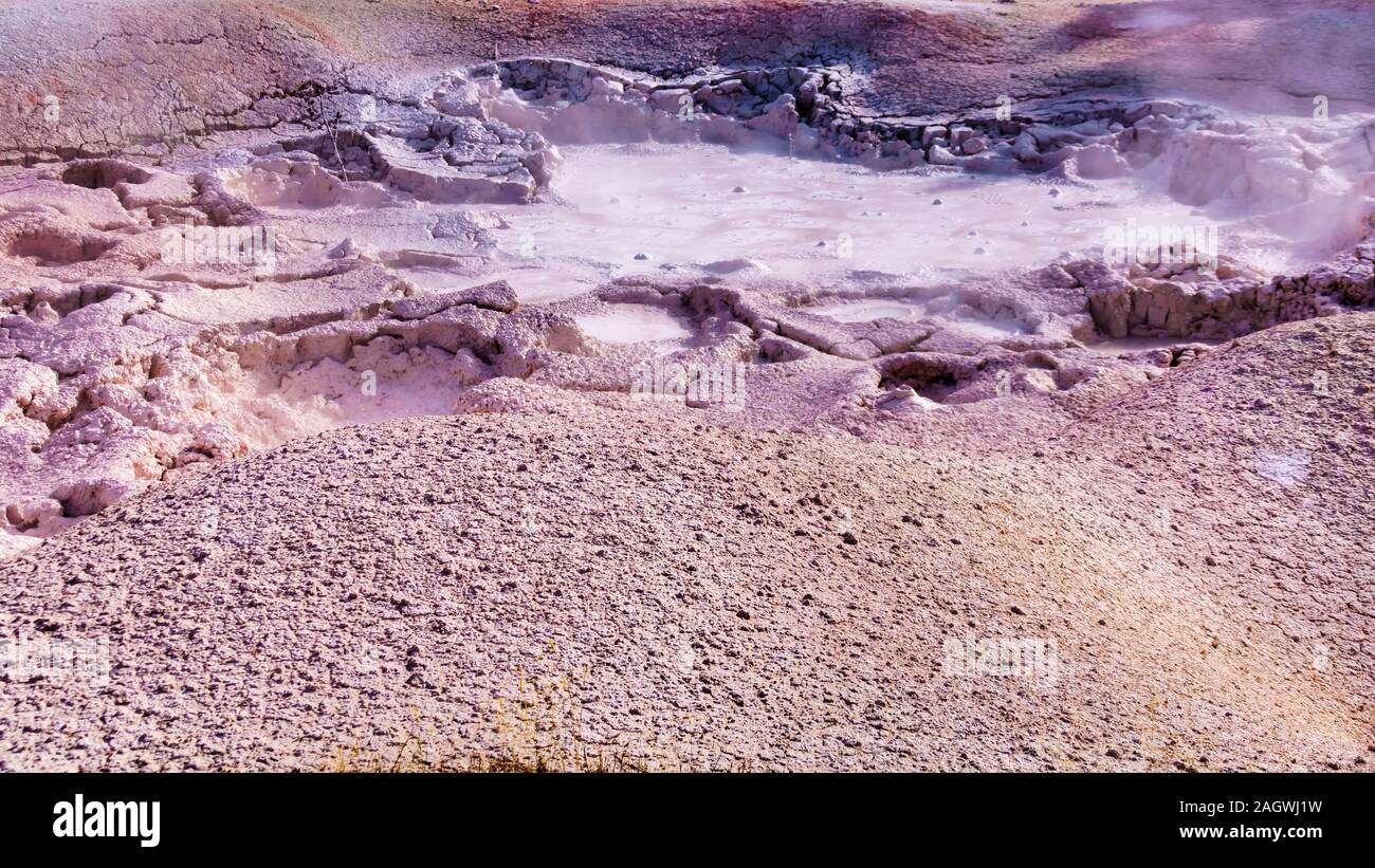 Brodelnden Schlamm in Fountain Paint Pot Geysir im Fountain Paint Pot Trail im Yellowstone National Park, Wyoming, USA Stockfoto