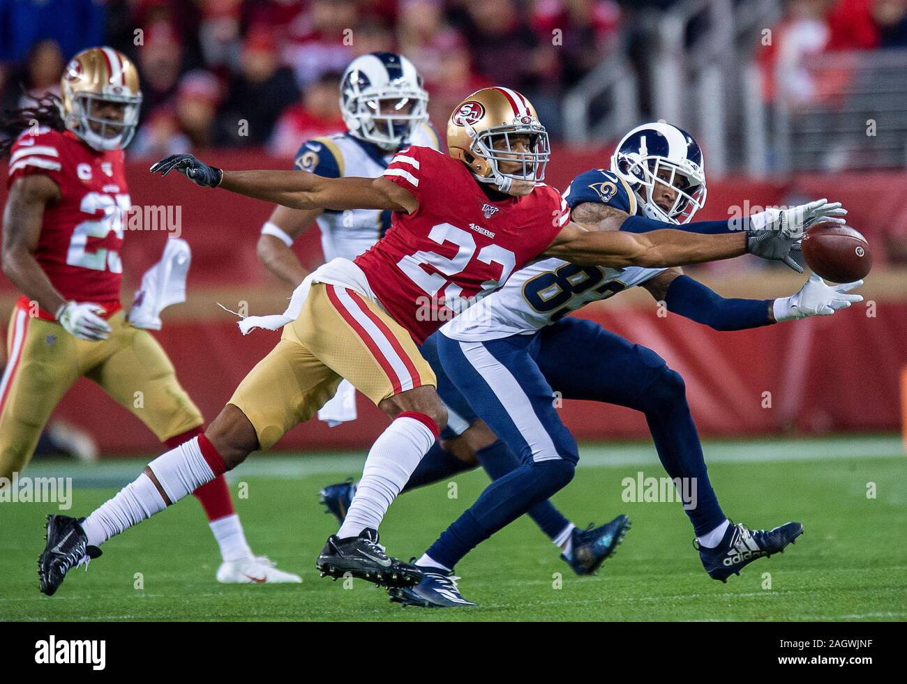 Santa Clara, CA, USA. 21 Dez, 2019. San Francisco 49ers cornerback Ahkello Witherspoon (23) bricht Pass nach Los Angeles Rams wide receiver Josh Reynolds (83) im vierten Quartal bei einem Spiel bei Levi's Stadion am Samstag, Dezember 21, 2019 in Santa Clara, Calif. Credit: Paul Kitagaki jr./ZUMA Draht/Alamy leben Nachrichten Stockfoto