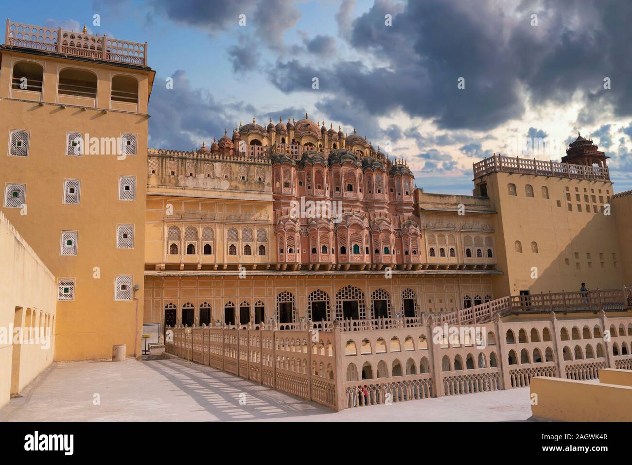 Hawa Mahal ist ein Harem in der Schlossanlage von Jaipur Maharaja, gebaut aus rosa Sandstein in