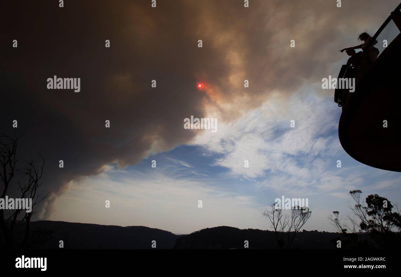 Peking, Australien. 21 Dez, 2019. Bürger beobachten den Zustand der Buschfeuer im Rauch-ummantelte Blue Mountain Area, New South Wales, Australien, Nov. 21, 2019. Die New South Wales (NSW) Regierung in Australien wieder einmal Ausnahmezustand wegen der verheerenden Buschfeuer am Donnerstag. Credit: Bai Xuefei/Xinhua/Alamy leben Nachrichten Stockfoto