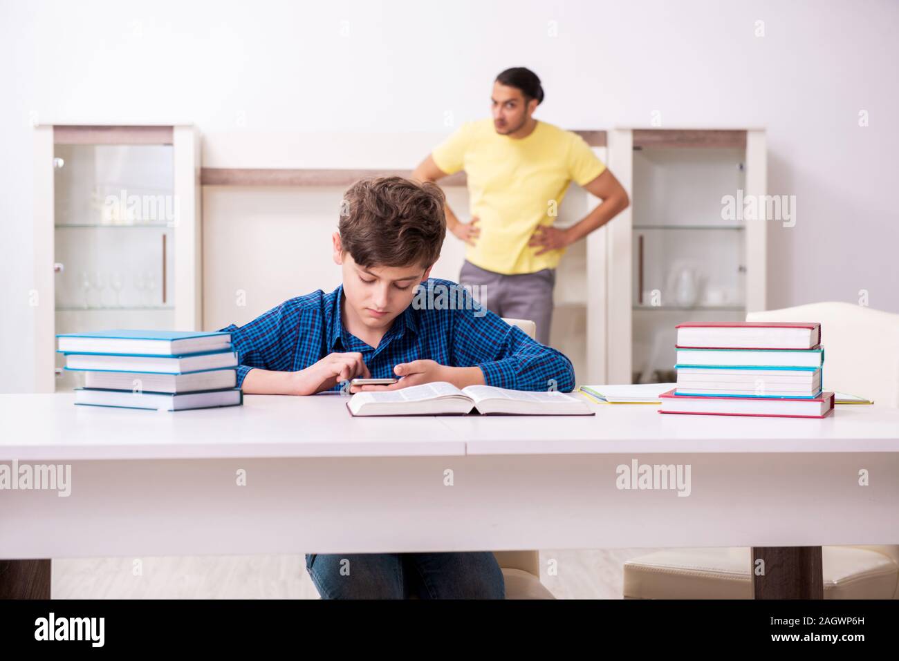 Der Vater, der seinen Sohn für Schule vorzubereiten Stockfoto