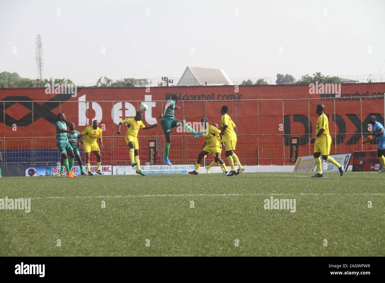 Monrovia, Liberia. 21 Dez, 2019. Ein freundliches Fußballspiel ist bei der Eröffnung der Tsingtao Beer Festival in Monrovia, Liberia, Dez. 21, 2019 statt. Die Tsingtao Beer Festival in Liberia begann am Samstag mit der 5-km Mini-Marathon und in der Hauptstadt Monrovia ein freundliches Fußballspiel statt. Das Festival wird in 15 Ländern, die zwischen Dezember 2019 und Oktober 2020 statt. Quelle: Guo Jun/Xinhua/Alamy leben Nachrichten Stockfoto