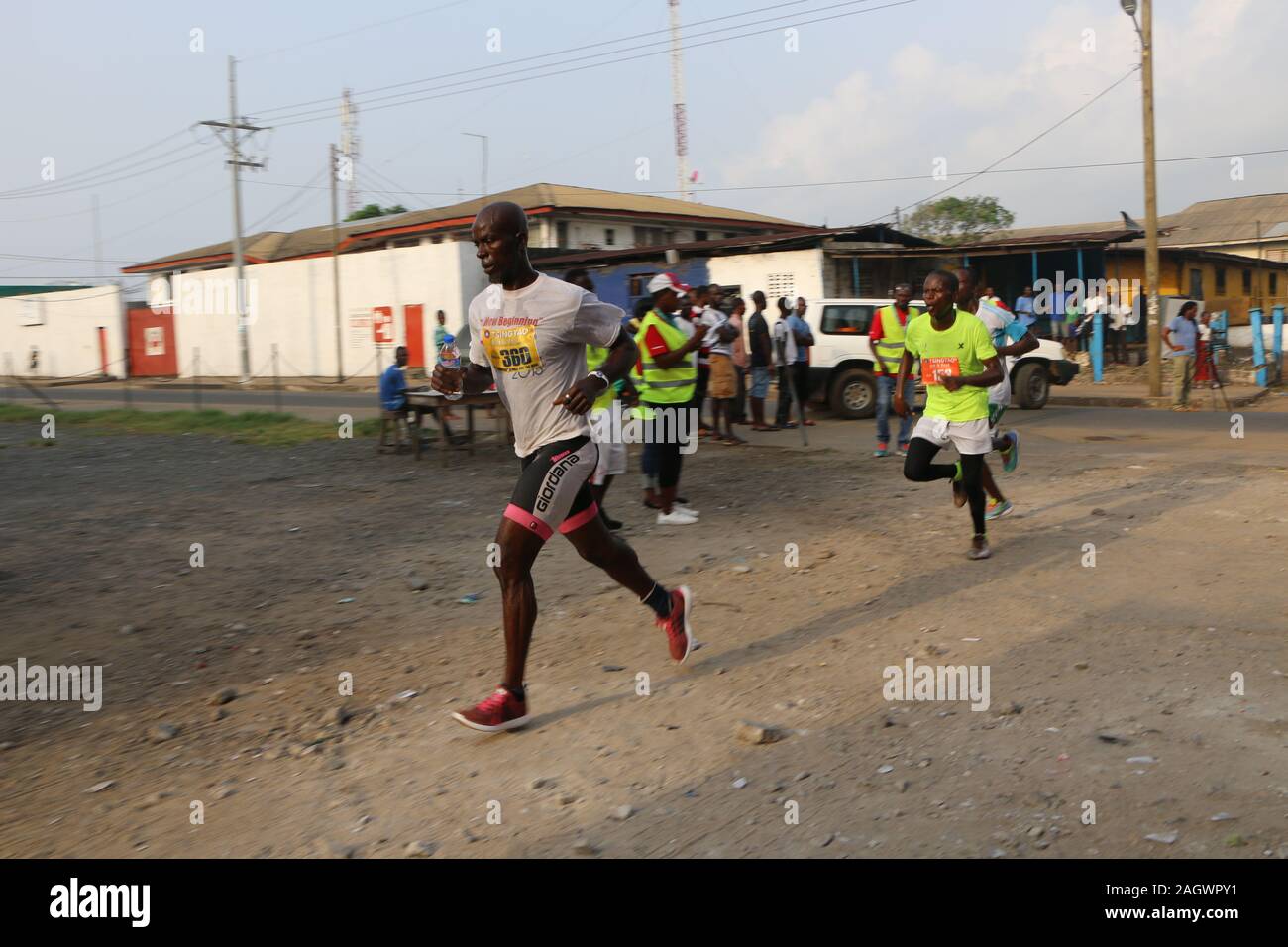 Monrovia, Liberia. 21 Dez, 2019. Die Menschen vor Ort an einem Marathon bei der Eröffnung der Tsingtao Beer Festival in Monrovia, Liberia, Dez. 21, 2019. Die Tsingtao Beer Festival in Liberia begann am Samstag mit der 5-km Mini-Marathon und in der Hauptstadt Monrovia ein freundliches Fußballspiel statt. Das Festival wird in 15 Ländern, die zwischen Dezember 2019 und Oktober 2020 statt. Quelle: Ma Xing/Xinhua/Alamy leben Nachrichten Stockfoto