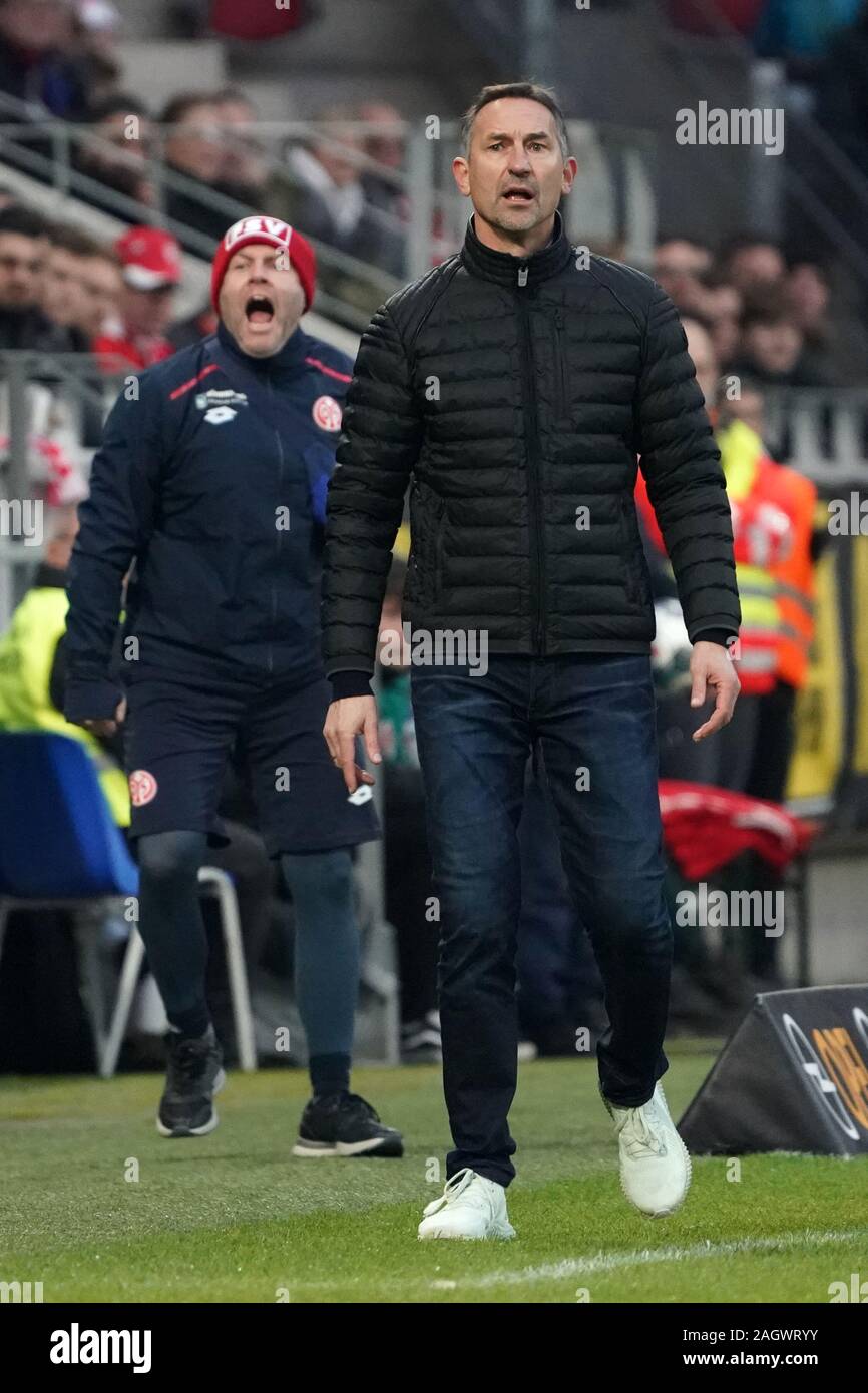 Mainz, Deutschland. 21 Dez, 2019. Fußball: Bundesliga, FSV Mainz 05 - Bayer Leverkusen, 17. Spieltag im Opel Arena. Der Trainer von Mainz, Achim Beierlorzer. Quelle: Thomas Frey/dpa - WICHTIGER HINWEIS: In Übereinstimmung mit den Vorschriften der DFL Deutsche Fußball Liga und der DFB Deutscher Fußball-Bund ist es untersagt, zu verwerten oder im Stadion und/oder aus dem Spiel genommen Fotografien in Form von Bildern und/oder Videos - wie Foto serie genutzt haben./dpa/Alamy leben Nachrichten Stockfoto