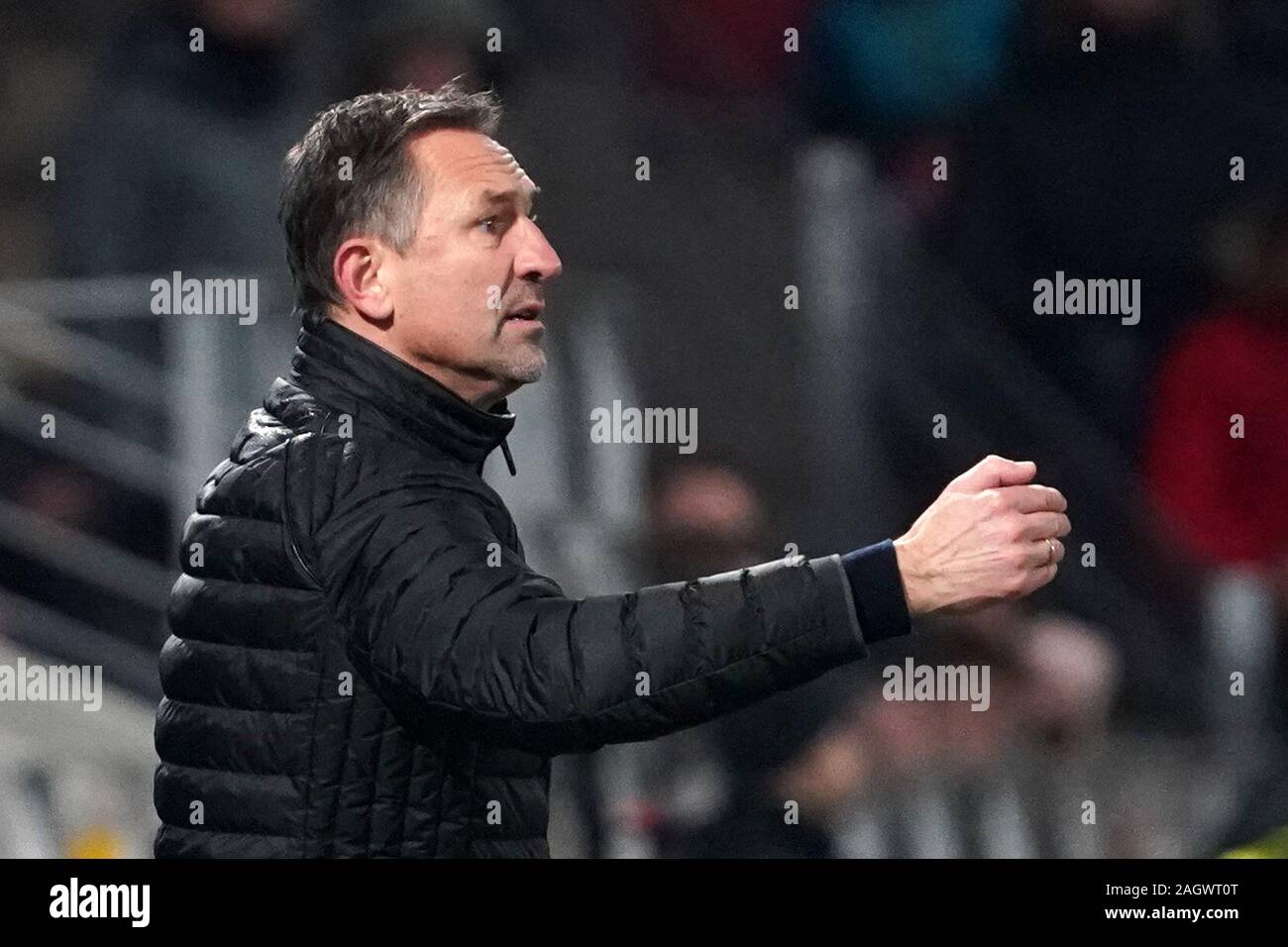 Mainz, Deutschland. 21 Dez, 2019. Fußball: Bundesliga, FSV Mainz 05 - Bayer Leverkusen, 17. Spieltag im Opel Arena. Der Trainer von Mainz, Achim Beierlorzer. Quelle: Thomas Frey/dpa - WICHTIGER HINWEIS: In Übereinstimmung mit den Vorschriften der DFL Deutsche Fußball Liga und der DFB Deutscher Fußball-Bund ist es untersagt, zu verwerten oder im Stadion und/oder aus dem Spiel genommen Fotografien in Form von Bildern und/oder Videos - wie Foto serie genutzt haben./dpa/Alamy leben Nachrichten Stockfoto