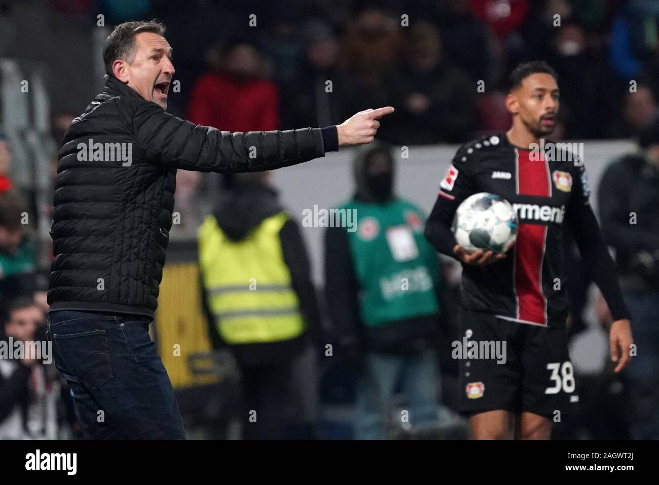 Mainz, Deutschland. 21 Dez, 2019. Fußball: Bundesliga, FSV Mainz 05 - Bayer Leverkusen, 17. Spieltag im Opel Arena. Der Trainer von Mainz, Achim Beierlorzer. Quelle: Thomas Frey/dpa - WICHTIGER HINWEIS: In Übereinstimmung mit den Vorschriften der DFL Deutsche Fußball Liga und der DFB Deutscher Fußball-Bund ist es untersagt, zu verwerten oder im Stadion und/oder aus dem Spiel genommen Fotografien in Form von Bildern und/oder Videos - wie Foto serie genutzt haben./dpa/Alamy leben Nachrichten Stockfoto