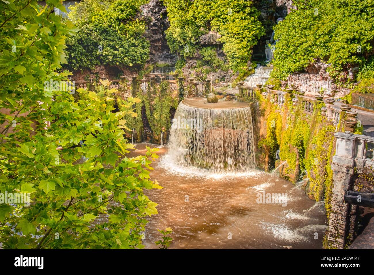 Villa d Este in Tivoli Gärten - ovale Brunnen oder Fontana del Ovato lokale Wahrzeichen von Tivoli in der Nähe von Rom - Latium - Italien Stockfoto