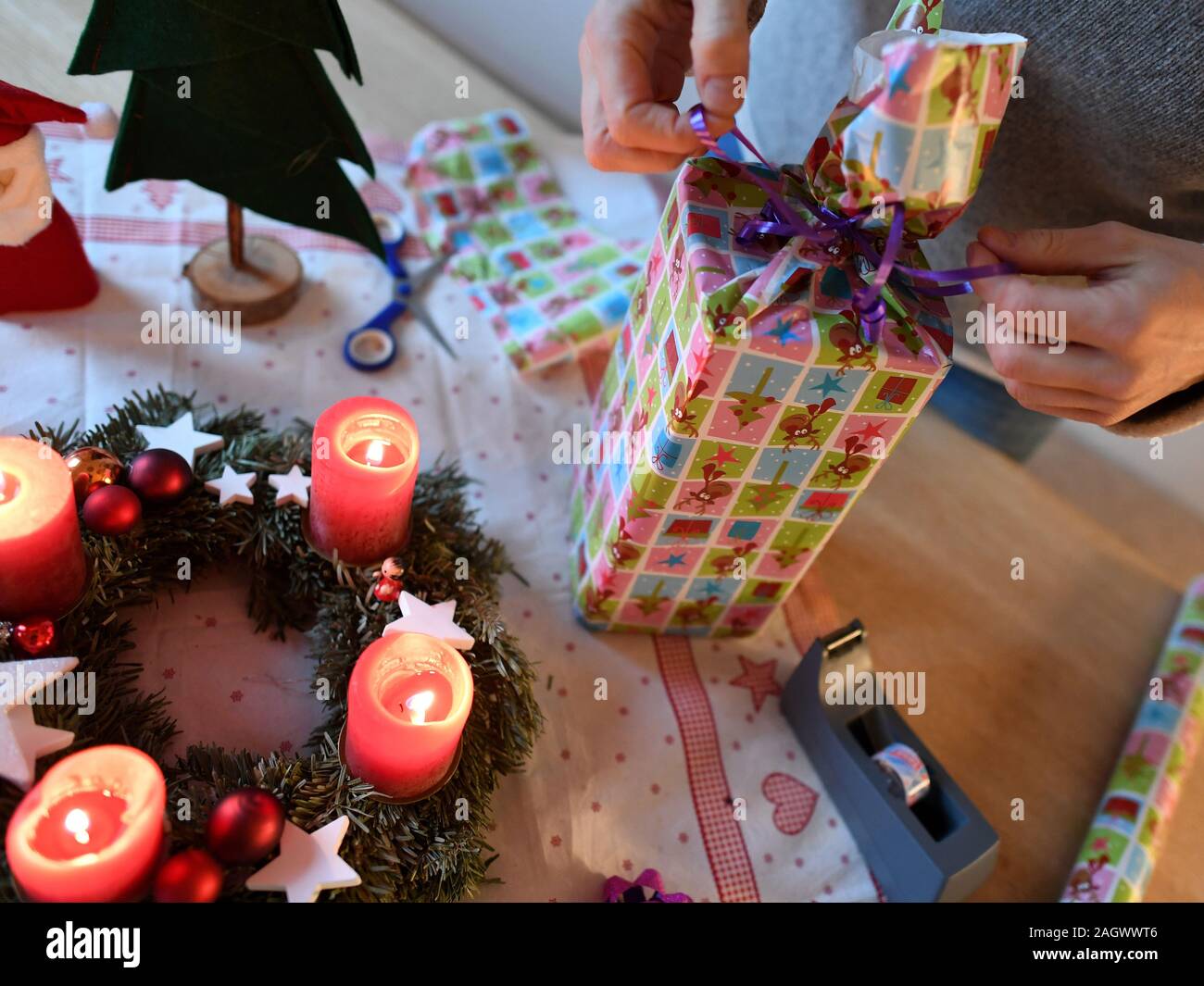 Garmisch Partenkirchen, Deutschland. 22 Dez, 2019. Abbildung - eine Frau wraps Weihnachtsgeschenke am vierten Advent. Quelle: Angelika Warmuth/dpa/Alamy leben Nachrichten Stockfoto