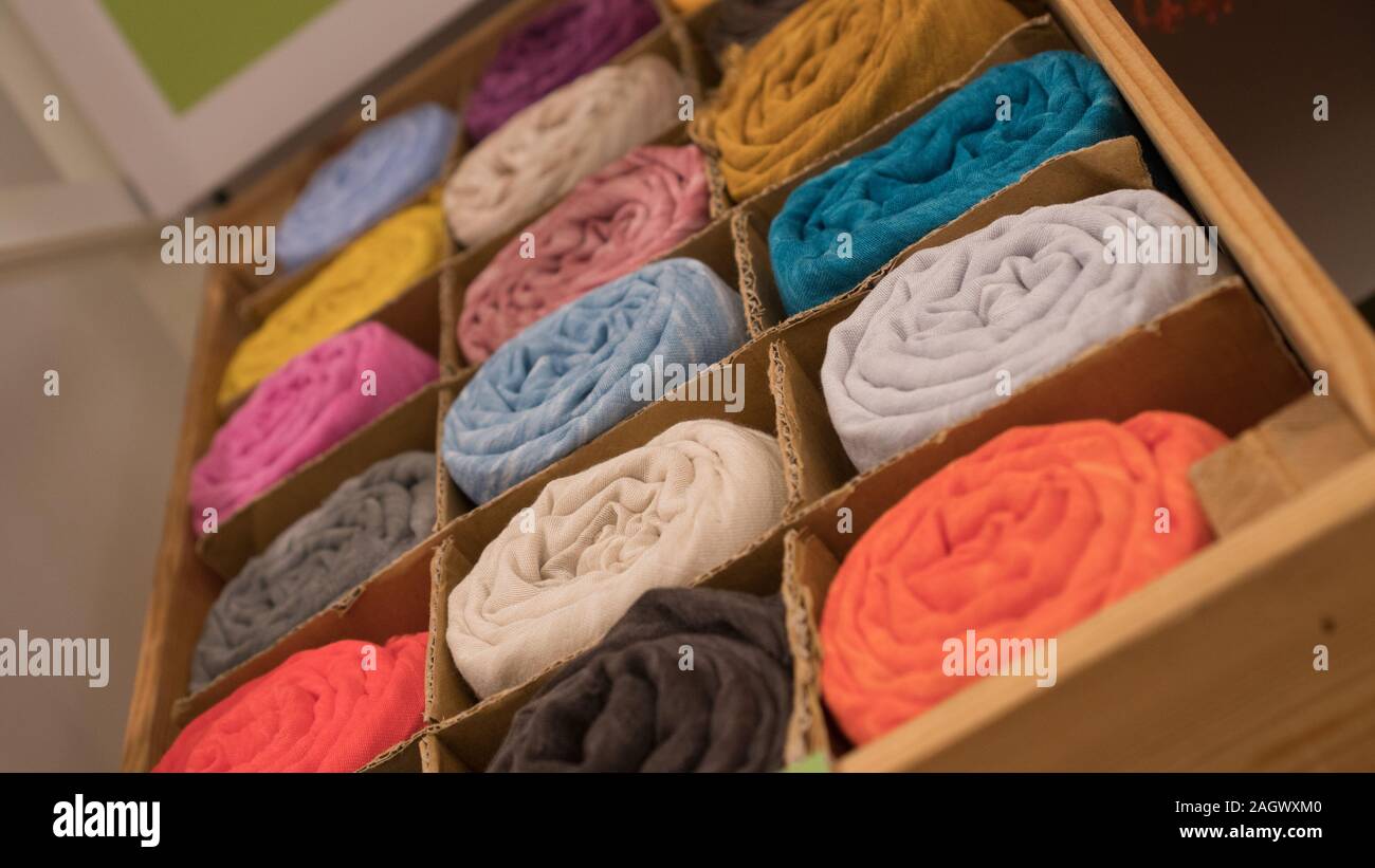 Farbige Schals auf Verkauf im Shop Stockfoto