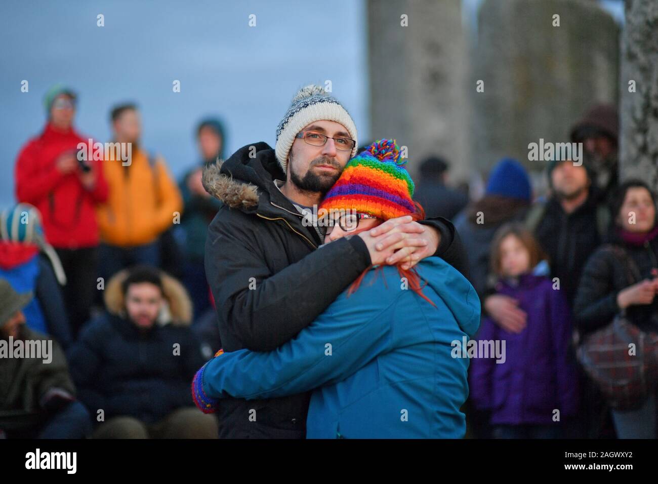 Menschen beobachten Sie den Sonnenaufgang in Stonehenge in Wiltshire, um die Wintersonnenwende zu markieren, und den Sonnenaufgang Zeugnis nach der längsten Nacht des Jahres. Stockfoto