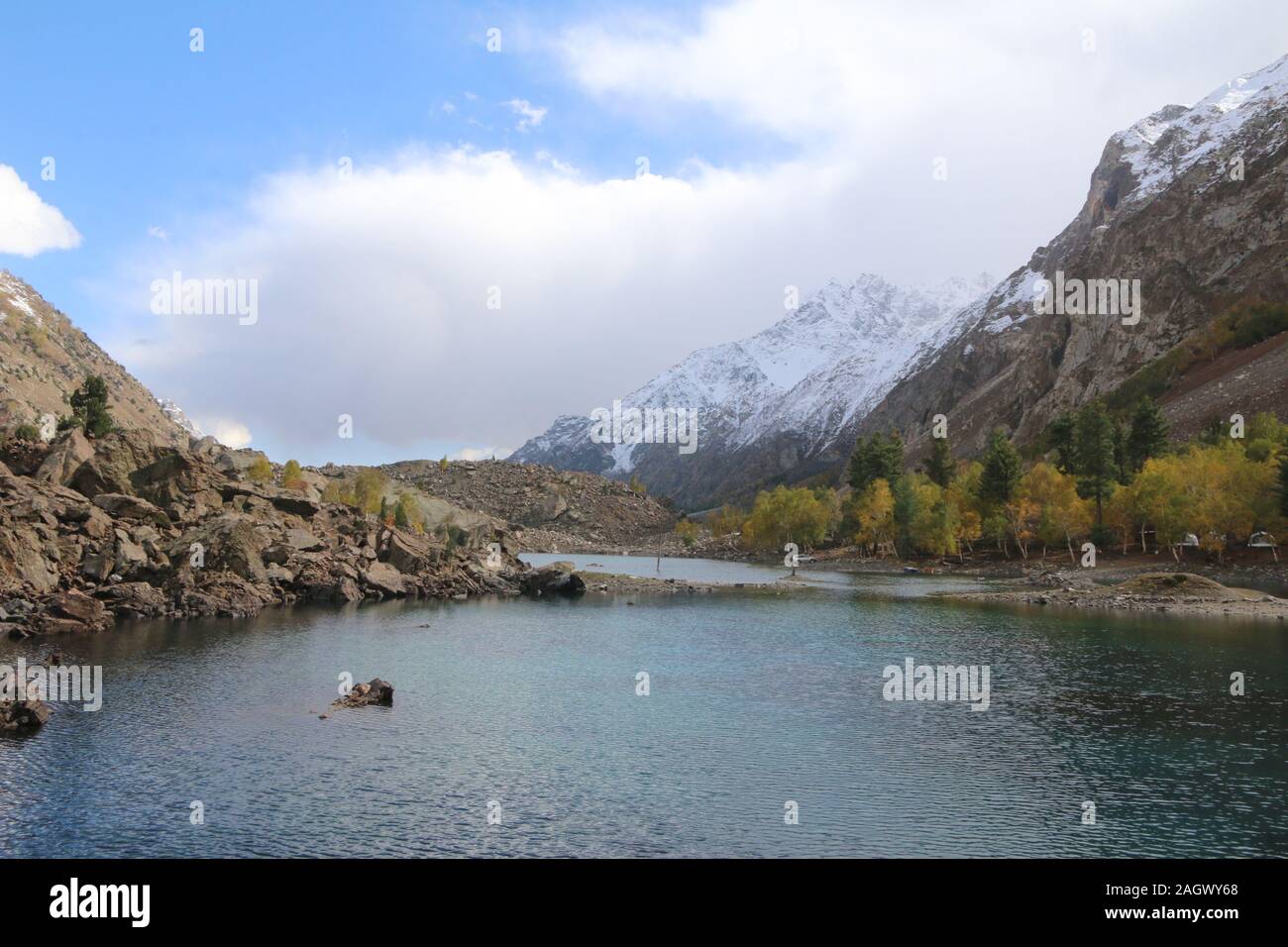 Blue Lake in Naltar Tal, Gilgit-Baltistan, Pakistan gelegen und es spiegelt mit mehreren Farben. Eine 7,027 m hoch Sapntik Peak ist auch da. Stockfoto