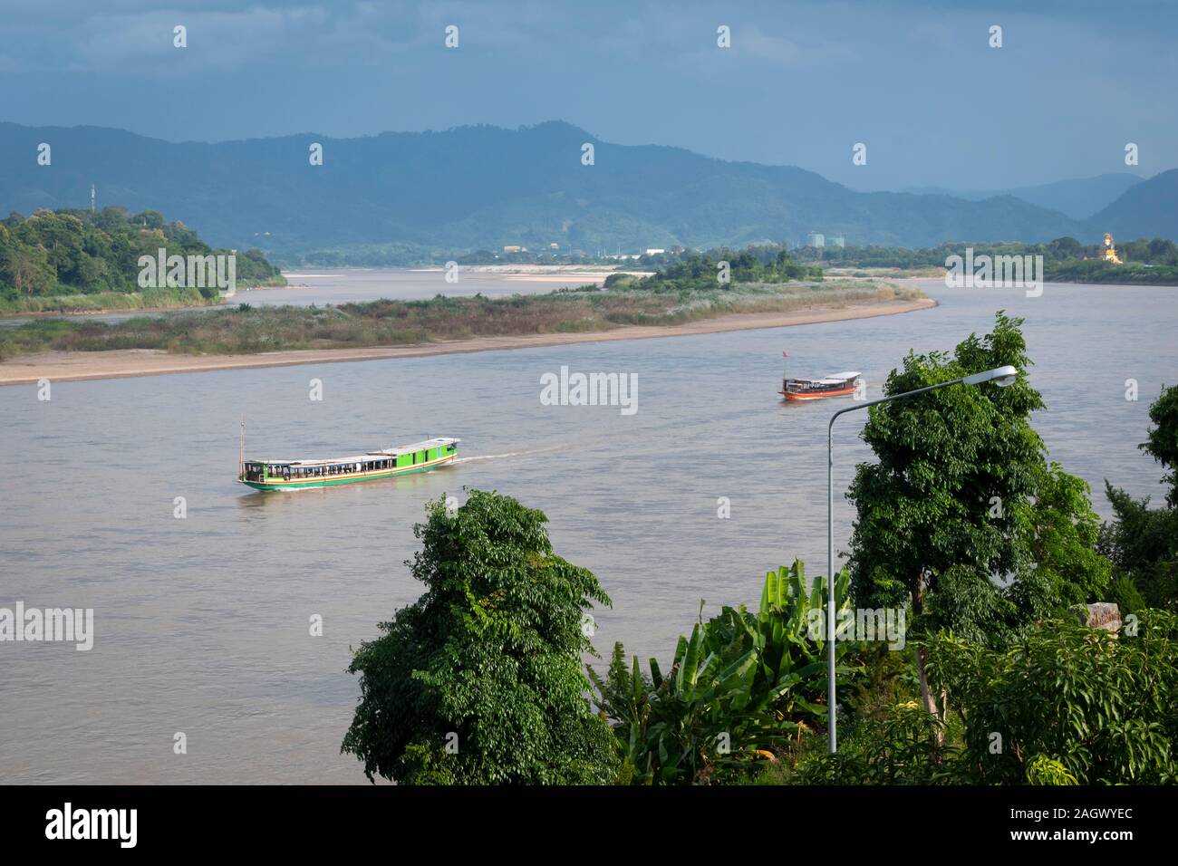 Flussschiffe auf dem Mekong Fluss, Chiang Khong, Thailand. Der Fluss ist die Grenze, und auf der anderen Seite ist der Huay Xai, Laos Stockfoto
