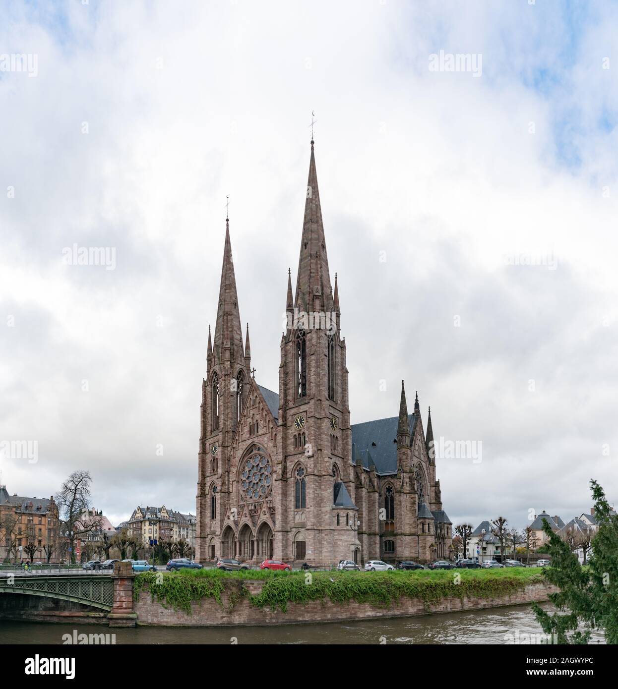 Straßburg, Paris/Frankreich - 14. Dezember, 2019: Blick auf die St. Paul's Kirche von Straßburg an einem kalten Tag Stockfoto