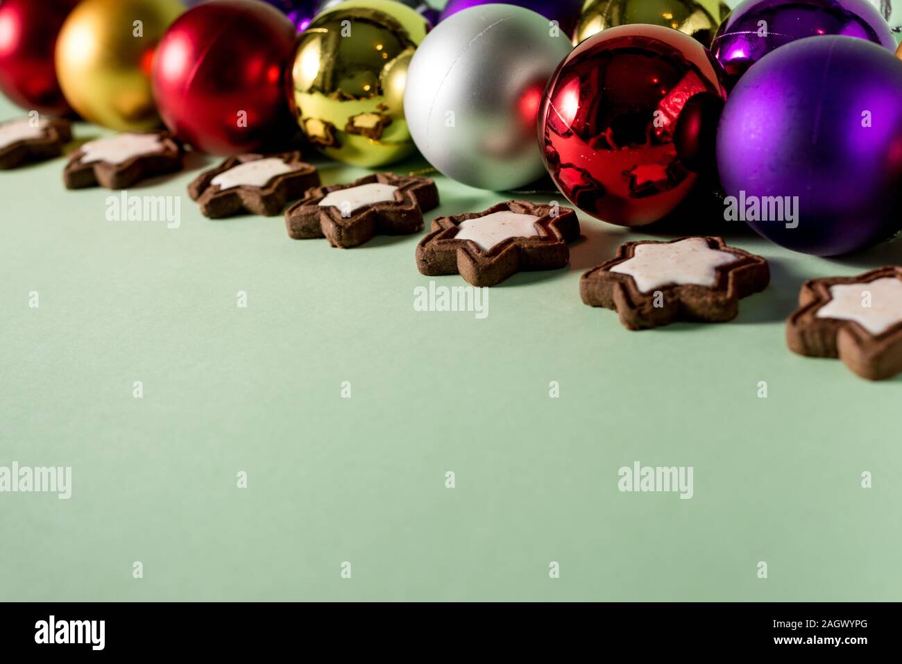 Festliche Weihnachten oder Neujahr Hintergrund. Weihnachten mehrfarbig rot blau silber und gold Kugeln. Urlaub Hintergrund Stockfoto