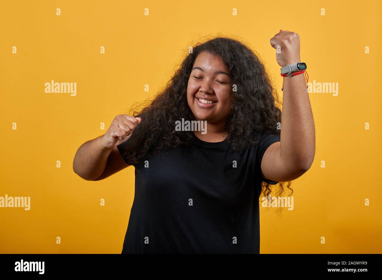 Happy afro-amerikanische Frau die Fäuste oben halten, Tanzen, machen Sieger Geste Stockfoto