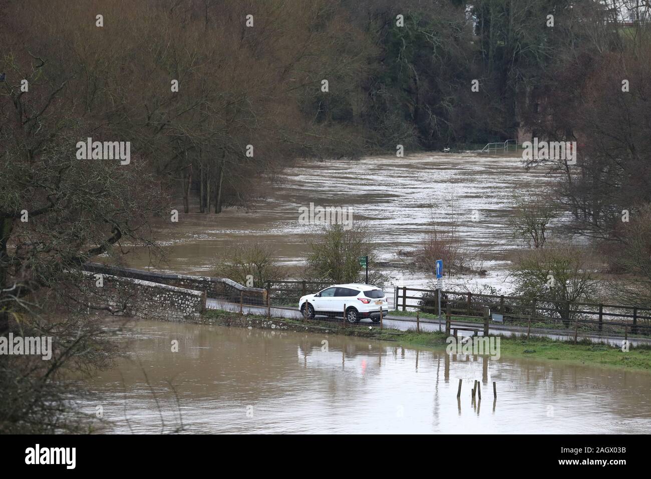 Ein Auto fährt über eine teilweise eingetaucht Teston Bridge in West Farleigh in der Nähe von Maidstone, Kent, nach starkem Regen, die Weihnachten Reisepläne von Millionen gestört hat. Stockfoto