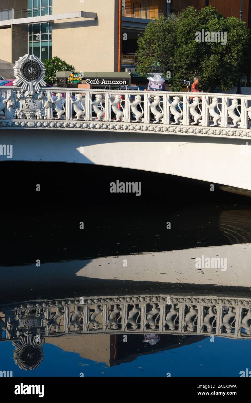 Charoen Ratte Brücke über den Kanal (Klong Klong viele Lod/Herr) in der Phra Nakhorn (Altstadt) von Bangkok, Thailand, Anzeigen von einem Affen Muster Stockfoto