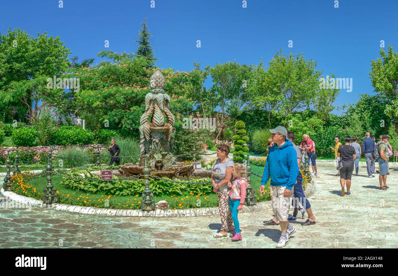 Ravadinovo, Bulgarien - 07.11.2019. Brunnen auf dem Platz in der Nähe der Kirche auf dem Gebiet der Ravadinovo Schloss in Bulgarien, auf einem sonnigen Sommer da Stockfoto