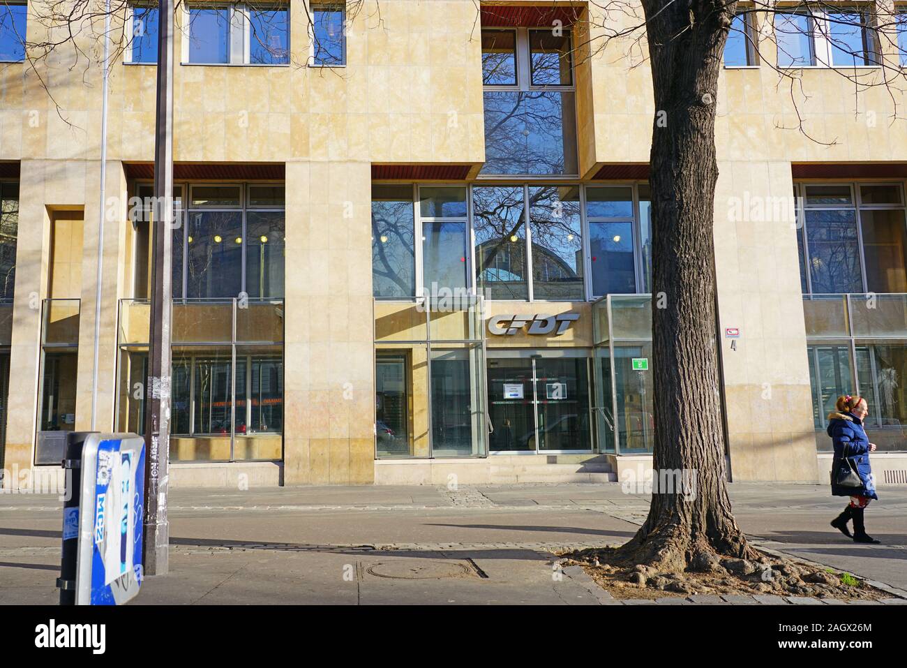 PARIS, Frankreich - 18 Dez 2019 - Blick auf den Sitz des französischen Gewerkschaftsbundes FRANCAISE DEMOCRATIQUE DU TRAVAIL (CFDT) auf dem Boulevard de Stockfoto
