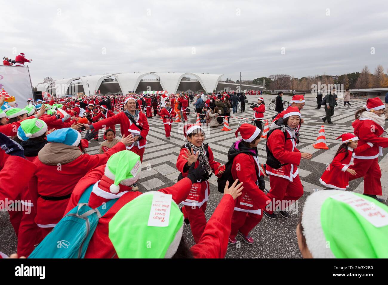 Die Teilnehmer nehmen an der Tokyo große Santa Run in Komazawa-daigaku Olympic Park, Tokio, Japan. Sonntag 22. Dezember 2019, die grosse Santa Run wurde zum ersten Mal in Tokio im Jahr 2018 laufen. Diese Jahre sahen über 3.000 Menschen in Santa Kostüme laufen und gehen Sie ein 4,3 Kilometer Kurs Geld für medizinische Nächstenliebe in Japan und Wasser Projekte für den Massai in Kenia zu erhöhen. Stockfoto