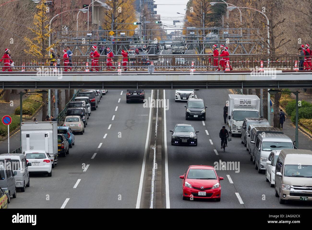 Die Teilnehmer nehmen an der Tokyo große Santa Run in Komazawa-daigaku Olympic Park, Tokio, Japan. Sonntag 22. Dezember 2019, die grosse Santa Run wurde zum ersten Mal in Tokio im Jahr 2018 laufen. Diese Jahre sahen über 3.000 Menschen in Santa Kostüme laufen und gehen Sie ein 4,3 Kilometer Kurs Geld für medizinische Nächstenliebe in Japan und Wasser Projekte für den Massai in Kenia zu erhöhen. Stockfoto