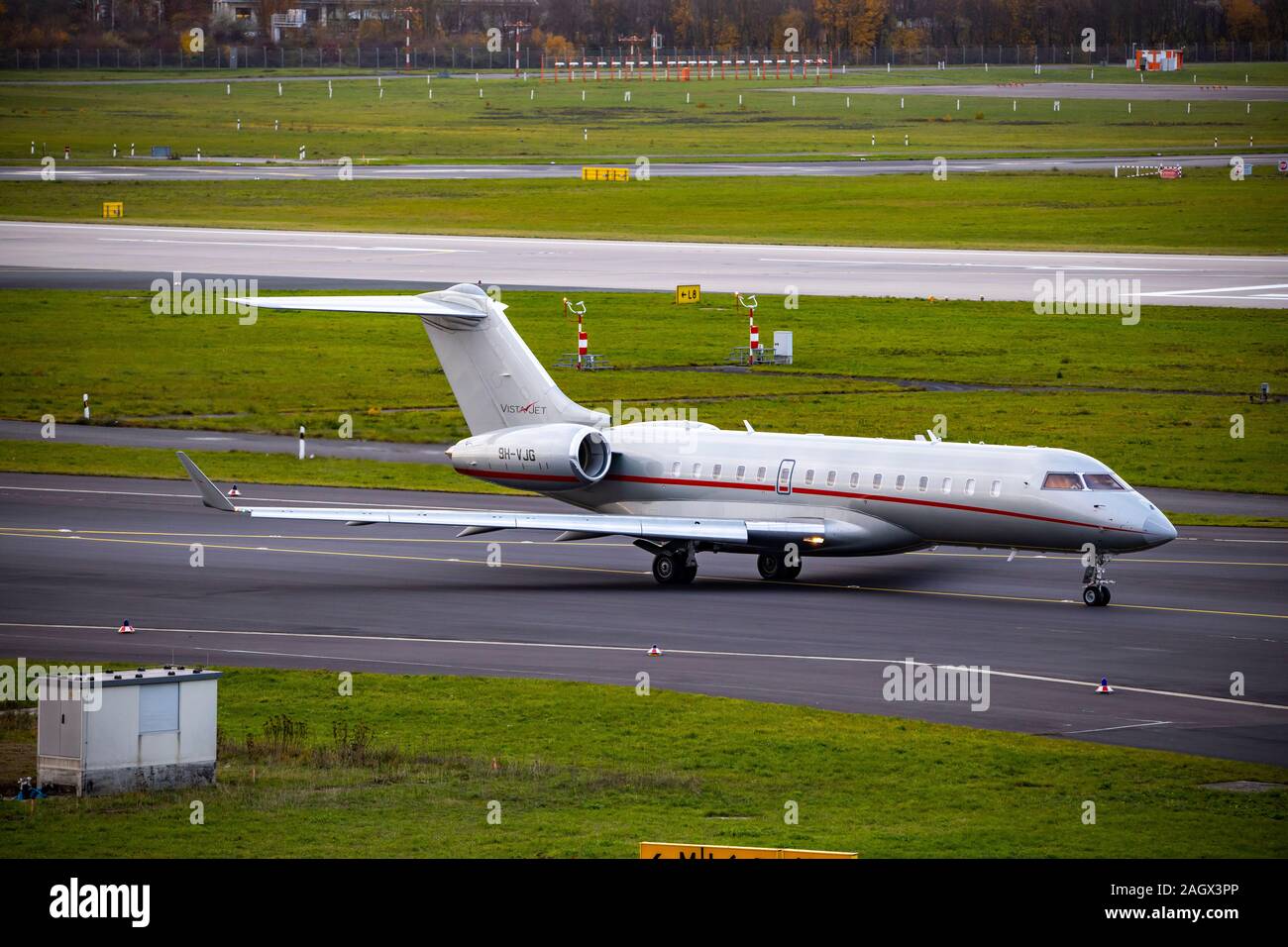 DŸsseldorf International Airport, DUS, Vistajet private internationale Fluggesellschaft, Bombardier BD -700-1 10 Global 6000, auf dem Weg zur Start- und Landebahn Stockfoto