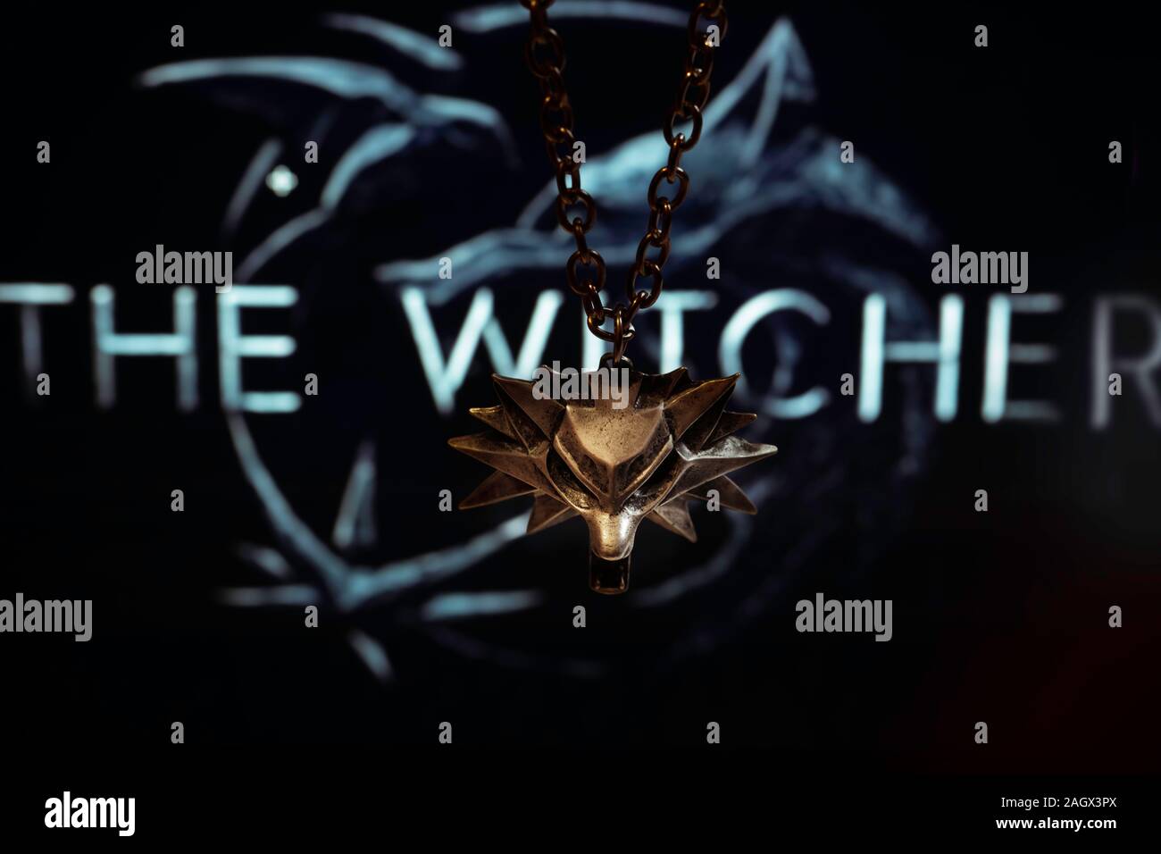 NIZHYN, UKRAINE / 21 Dezember 2019: Die WITCHER Medaillon in Form von Wolf mit neuen Netflix Premiere-TV-Serie "The Witcher" auf dem Hintergrund Stockfoto