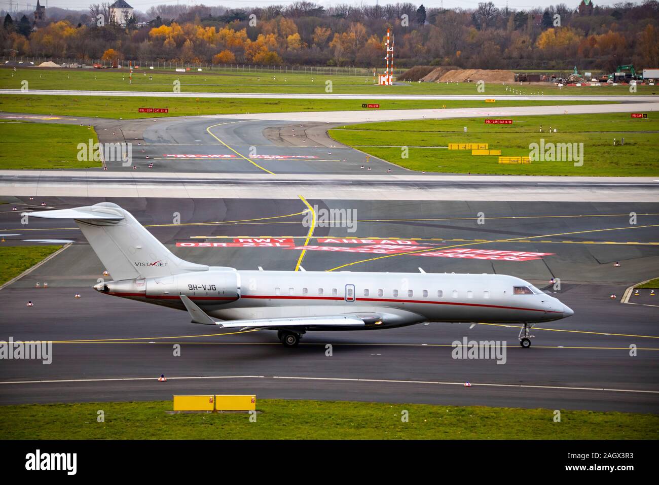 DŸsseldorf International Airport, DUS, Vistajet private internationale Fluggesellschaft, Bombardier BD -700-1 10 Global 6000, auf dem Weg zur Start- und Landebahn Stockfoto