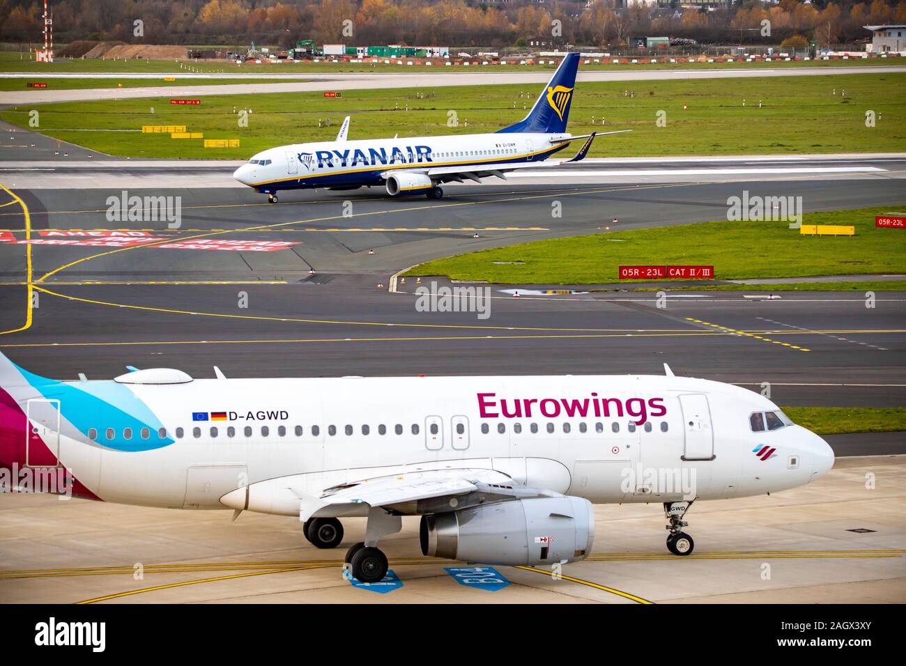 DŸsseldorf International Airport, DUS, Eurowings Airbus A 319-132 und  Ryanair Boeing 737-8 ALS Stockfotografie - Alamy