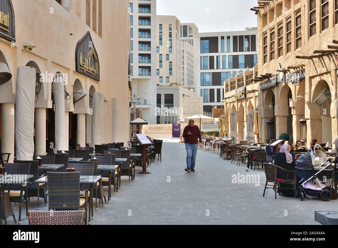 Doha, Katar - Nov 21. 2019. Straßencafé in Souq Waqif Marktplatz Stockfoto