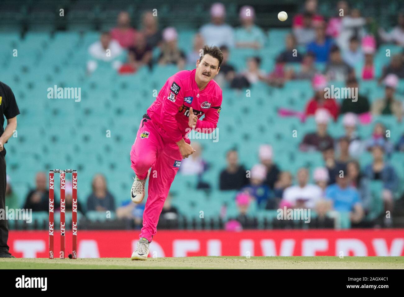 Sydney, Australien. 22 Dez, 2019. Sydney Sixers-Spieler Ben Dwarshuis Schüsseln während der Großen Bash Cricket Match zwischen Sydney und Brisbane Sixers Hitze an der Sydney Cricket Ground, Sydney, Australien, am 22. Dezember 2019. Foto von Peter Dovgan. Credit: UK Sport Pics Ltd/Alamy leben Nachrichten Stockfoto