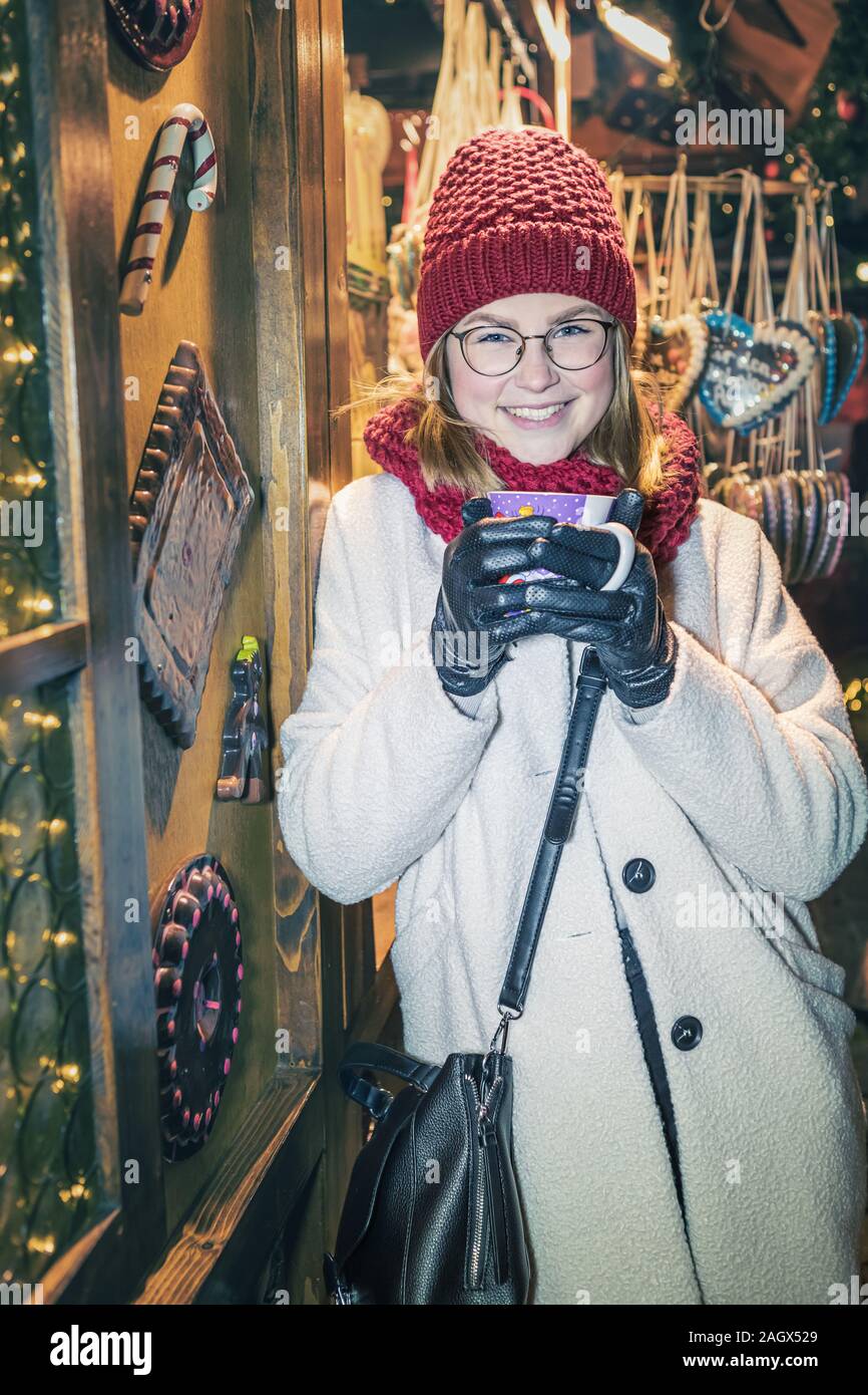 Eine junge Frau auf dem Weihnachtsmarkt Coburg in Deutschland Stockfoto