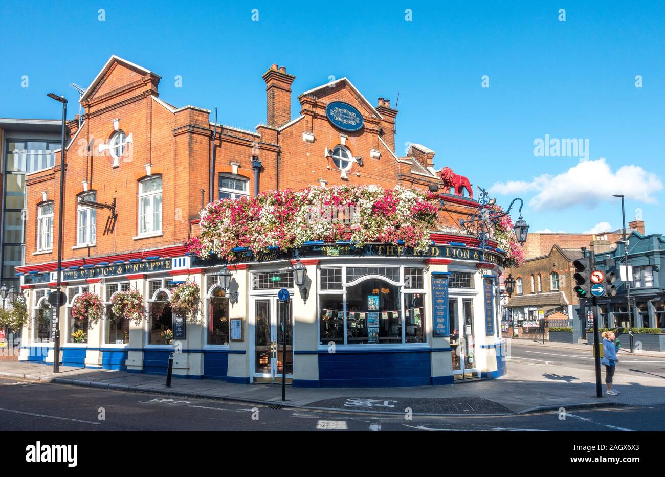 Red Lion & Ananas (ein Wetherspoon Pub) an der Ecke Gunnersbury Lane und High Street. Acton, London, W3, England, UK. Stockfoto