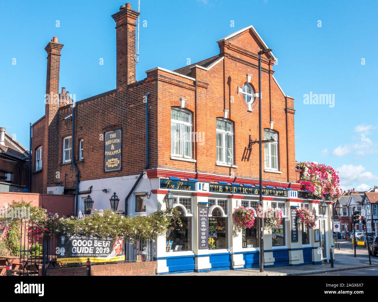 Red Lion & Ananas (ein Wetherspoon Pub) an der Ecke Gunnersbury Lane und High Street. Acton, London, W3, England, UK. Stockfoto