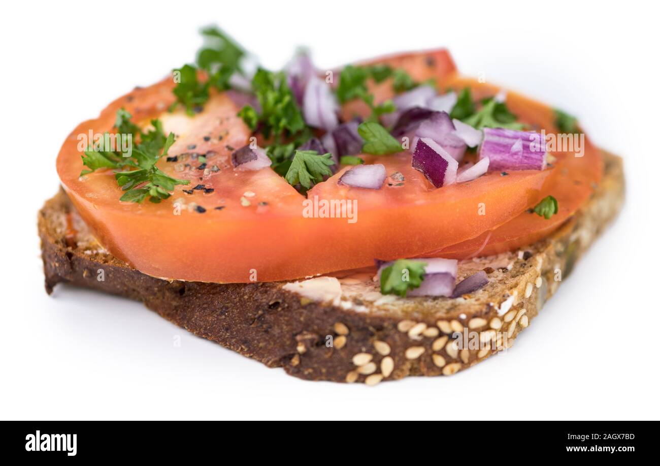 Teil von Tomato Sandwich isoliert auf weißem Hintergrund (selektive Fokus) Stockfoto