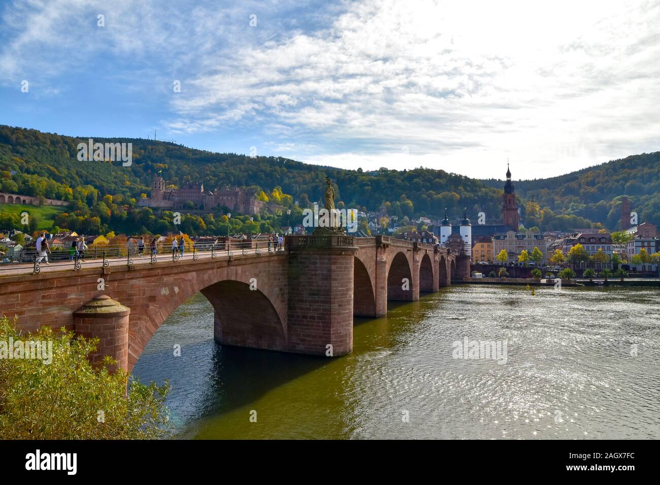 Heidelberg, Deutschland - 12. Oktober 2019: Touristen auf der Karl-Theodor-Brücke, die auch als Alte Brücke bekannt ist. Stockfoto