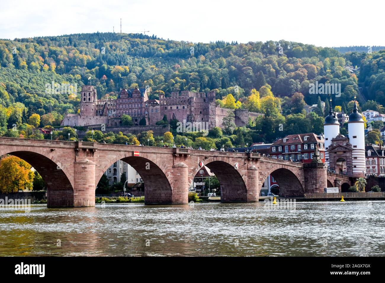 Heidelberg, Deutschland - 12. Oktober 2019: Touristen auf der Karl-Theodor-Brücke, die auch als Alte Brücke bekannt ist. Stockfoto