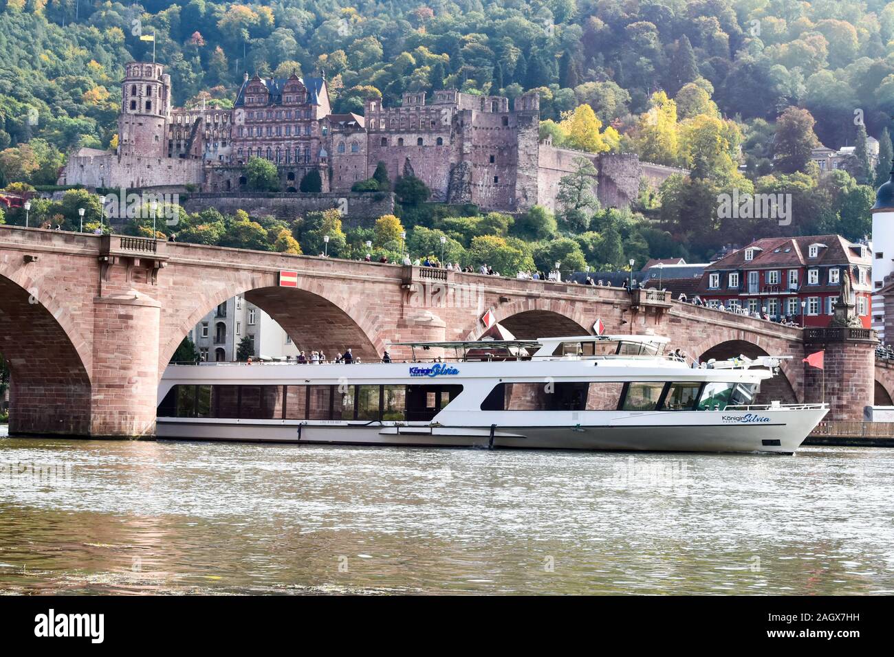 Heidelberg, Deutschland - 12. Oktober 2019: Touristen auf der Karl-Theodor-Brücke, die auch als Alte Brücke bekannt ist. Stockfoto