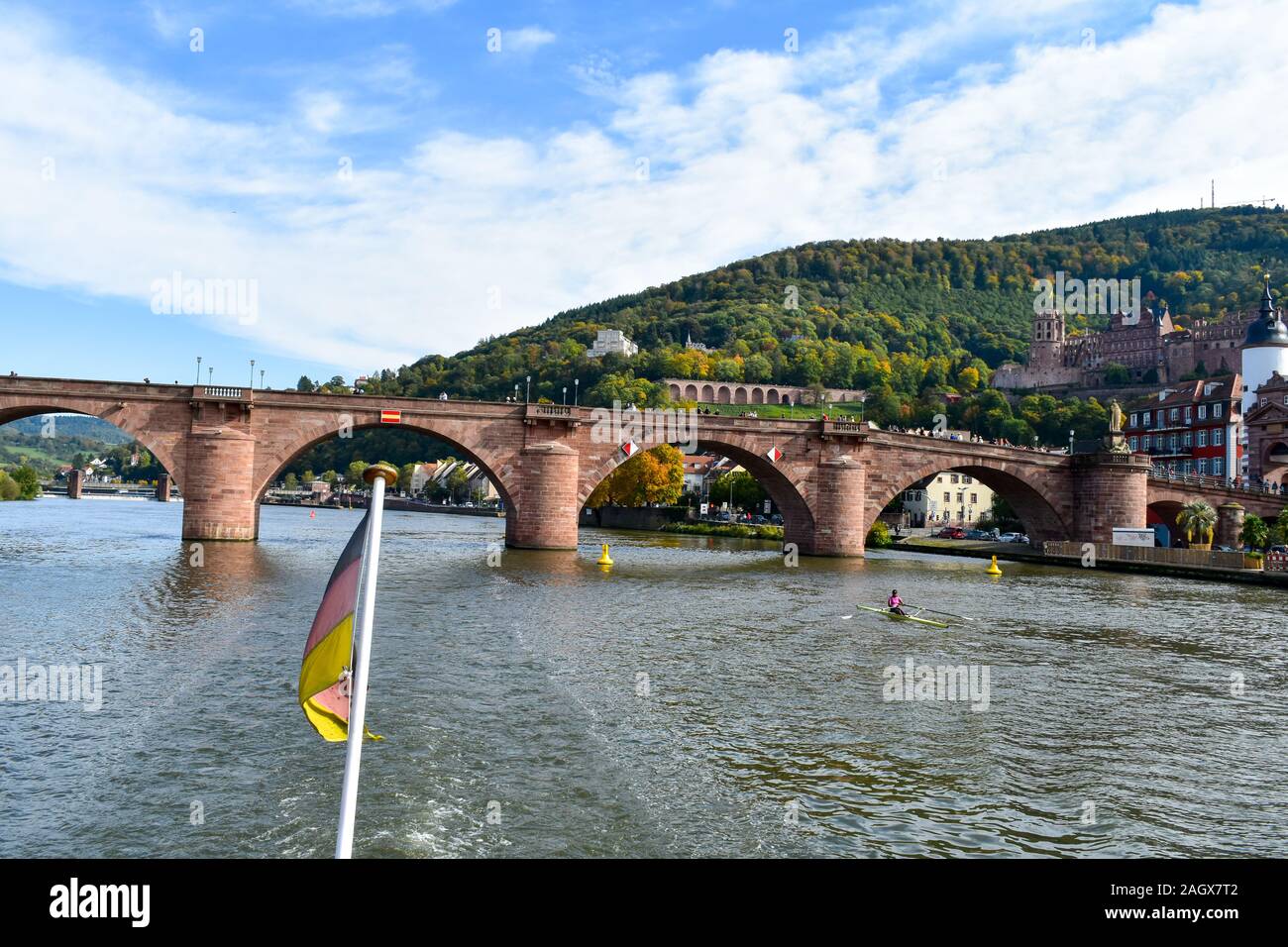 Heidelberg, Deutschland - 12. Oktober 2019: Touristen auf der Karl-Theodor-Brücke, die auch als Alte Brücke bekannt ist. Stockfoto