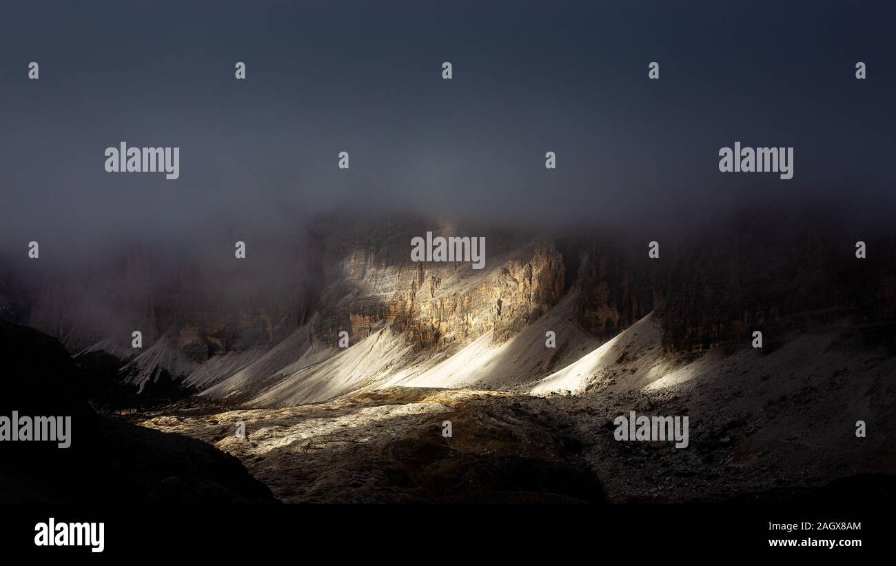 Sonnenlicht an der Bergwand und schreit. Die Fanes (Fanis) Gruppe, Gran Lagazuoi. Die Dolden. Italienische Alpen. Europa. Stockfoto