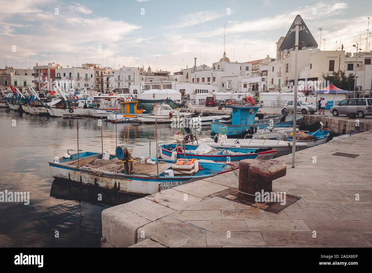 MOLA DI BARI, ITALIEN / Juni 2019: Sonnenuntergang über dem alten Fischer Wharf Stockfoto