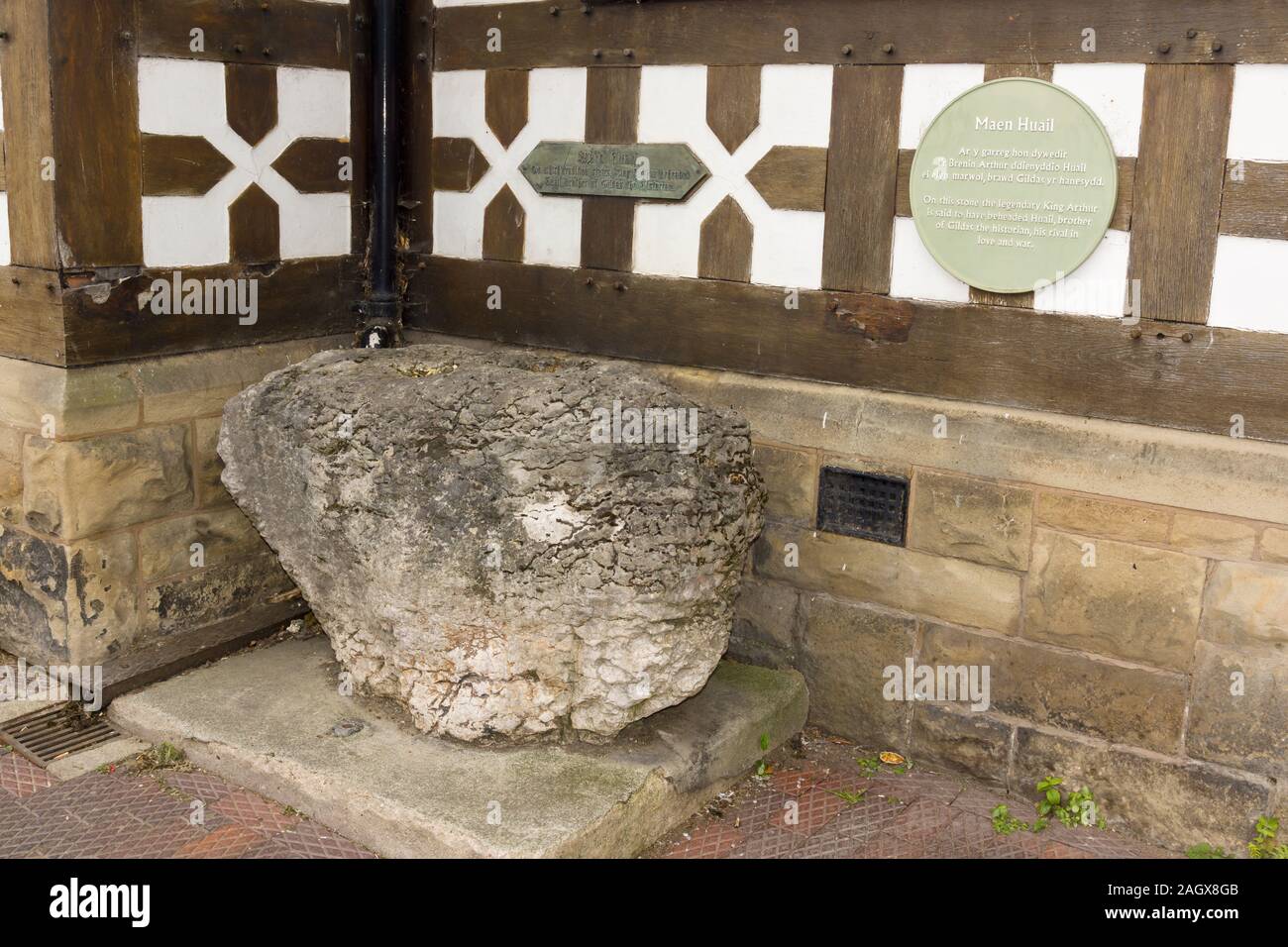 King Arthur's Stone in Ruthin Wales berufskranheiten Exmewe Saal mit der mittelalterlichen Legende König Arthur enthauptet Huail Bruder von Gildas Der Historiker Stockfoto