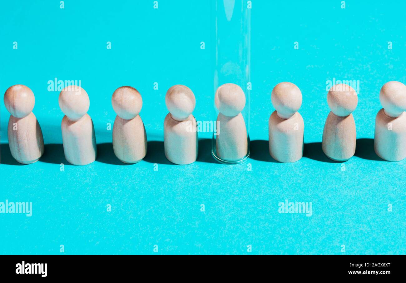 Baby Geburt Konzept mit Reagenzglsern. Knstliche Befruchtung. Holzfiguren  im Reagenzglas auf einem blauen Hintergrund Stockfotografie - Alamy