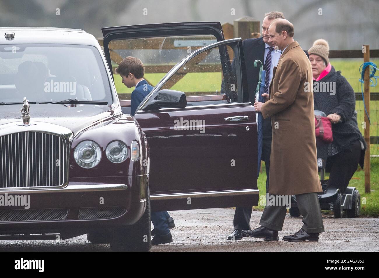 Prince Edward, Earl of Wessex und sein Sohn Viscount Severn verlassen nach der Teilnahme an einem Gottesdienst in der St. Maria Magdalena Kirche in Sandringham, Norfolk. Stockfoto