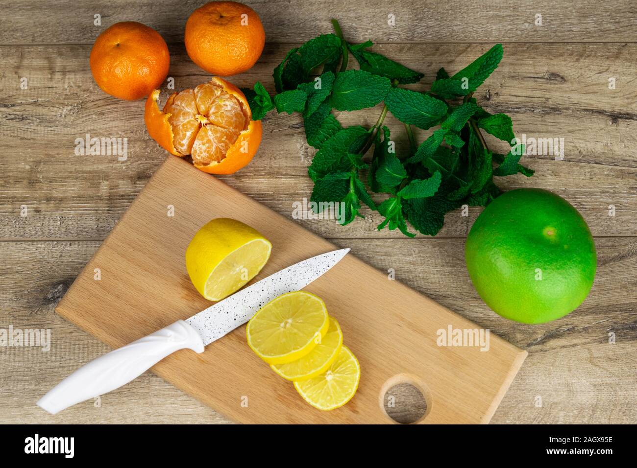 In Scheiben geschnittene Zitronen mit Minze und drei Orangen Stockfoto