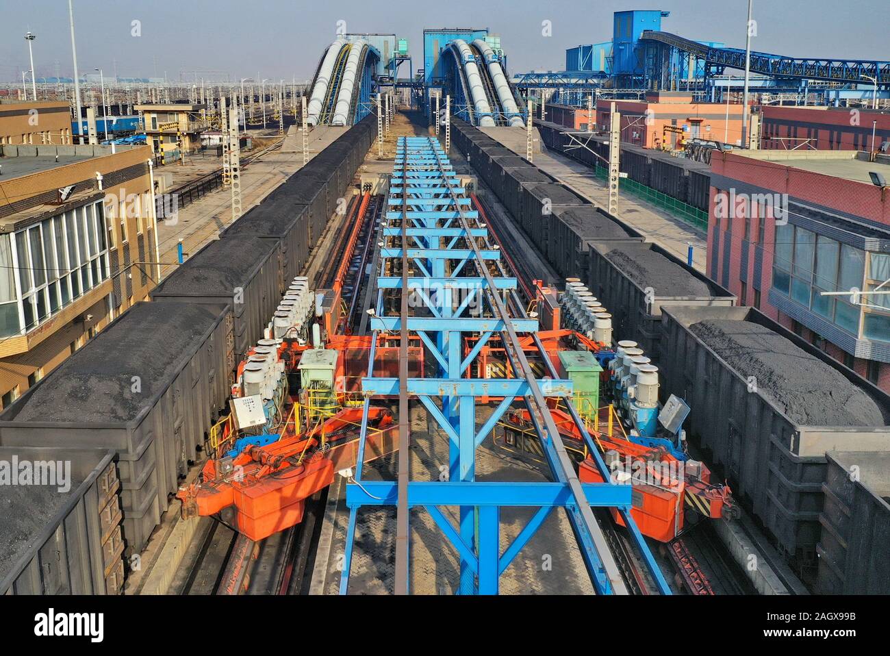 Tangshan, China. 21 Dez, 2019. Luftbild am Dez. 21, 2019 zeigt einen Zug mit Kohle warten am Hafen Caofeidian in Tangshan entlassen zu werden, im Norden der chinesischen Provinz Hebei geladen. Von Januar bis November, die Eingabe von Kohle am Hafen Caofeidian in Tangshan hat beliefen sich auf 60.156 Millionen Tonnen, während der Ausgang von 61.708 Millionen Tonnen Kohle, beide 60 Millionen Tonnen überschritten. Credit: Yang Shiyao/Xinhua/Alamy leben Nachrichten Stockfoto