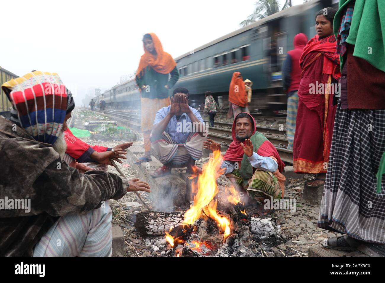 Während der kalten Welle in Dhaka, Dezember 2019, versuchen die Menschen, sie aufzuwärmen.© Nazmul Islam/Alamy Stock Live News Stockfoto